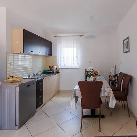 Beautiful Apartment In Dobrinja Malinska