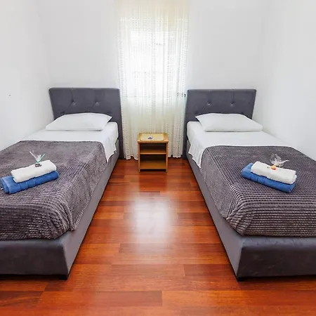 Beautiful Apartment In Dobrinja Malinska