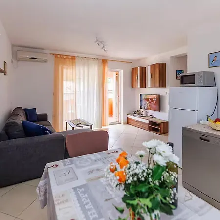 Beautiful Apartment In Dobrinja *